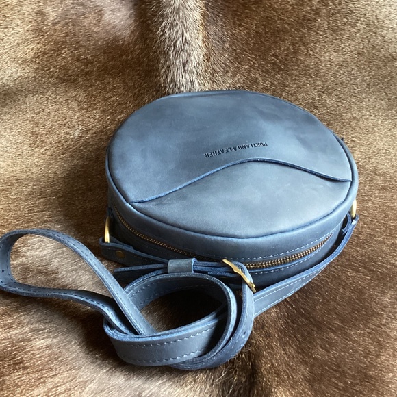 Portland Leather Goods Large Deep Water Blue Circle Crossbody Handbag - Picture 4 of 10